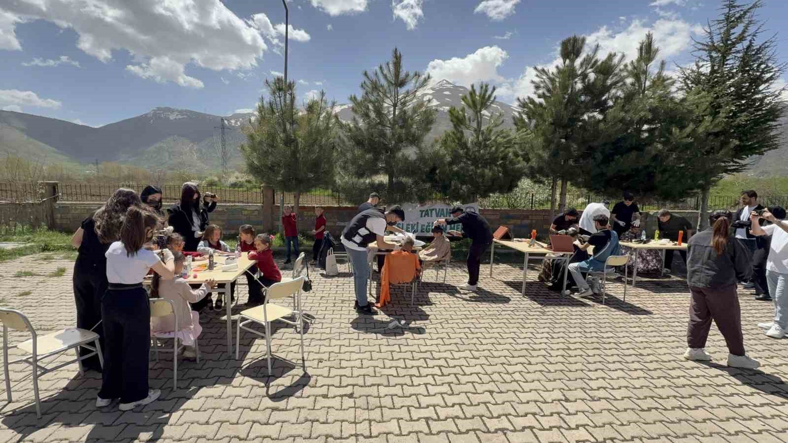 Tatvan Mesleki Eğitim Merkezi, k&ouml;y okulu &ouml;ğrencilerinin y&uuml;z&uuml;n&uuml; g&uuml;ld&uuml;rd&uuml;