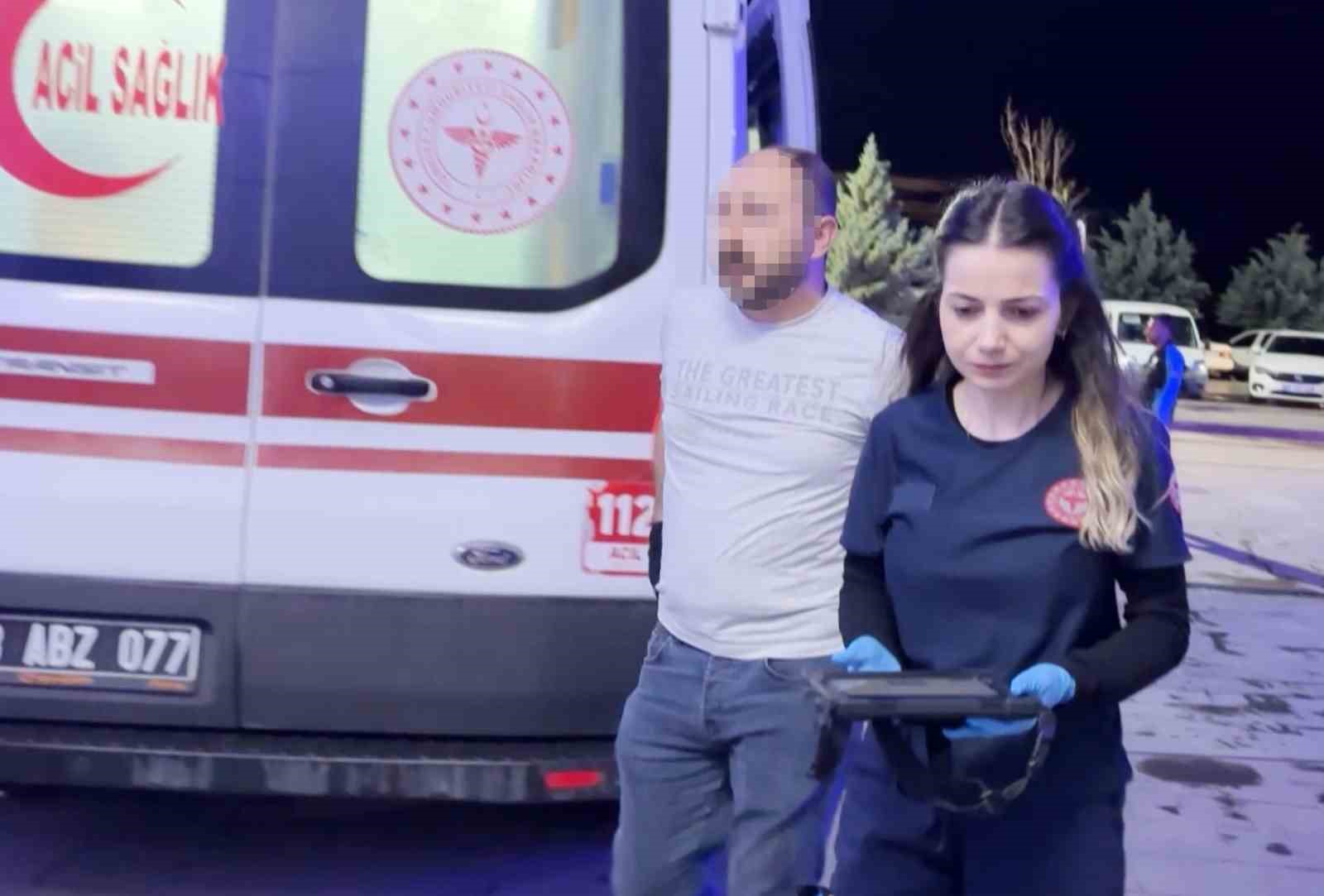 &Ouml;fkeli baba, kızını rahatsız eden gencin kulağını kesti: 1&rsquo;i polis 2 yaralı
