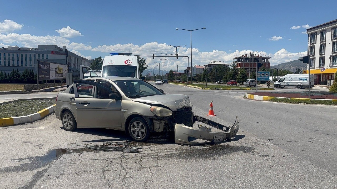Erzincan’da iki otomobil çarpıştı: Araçlar hurdaya döndü