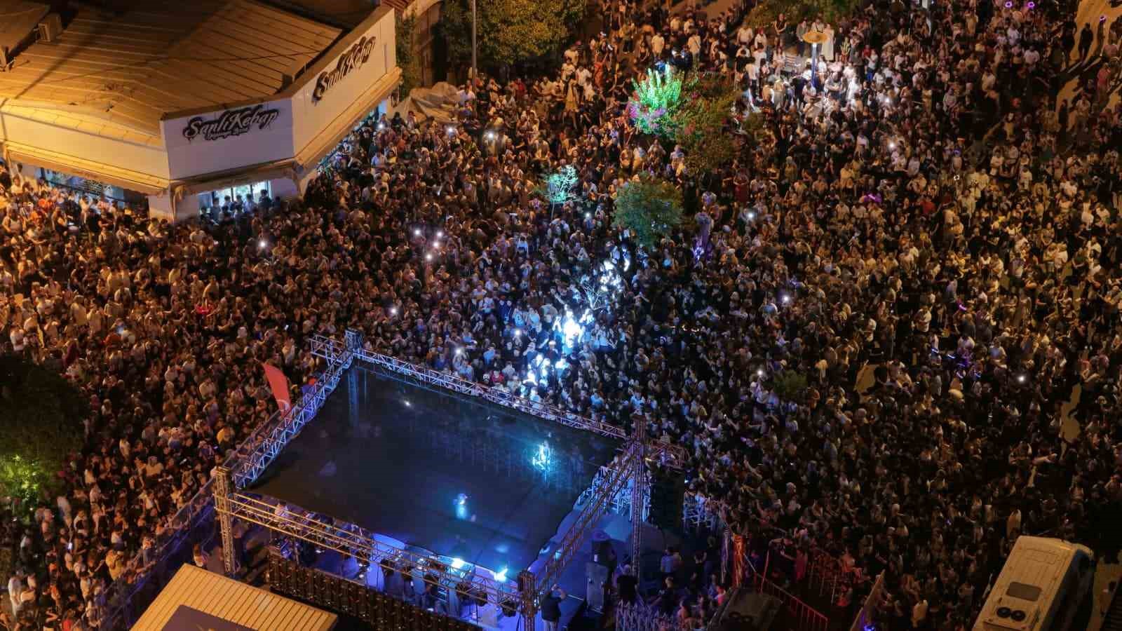 Aydın Büyükşehir Belediyesi Nazillili vatandaşları yaz konserinde buluşturdu