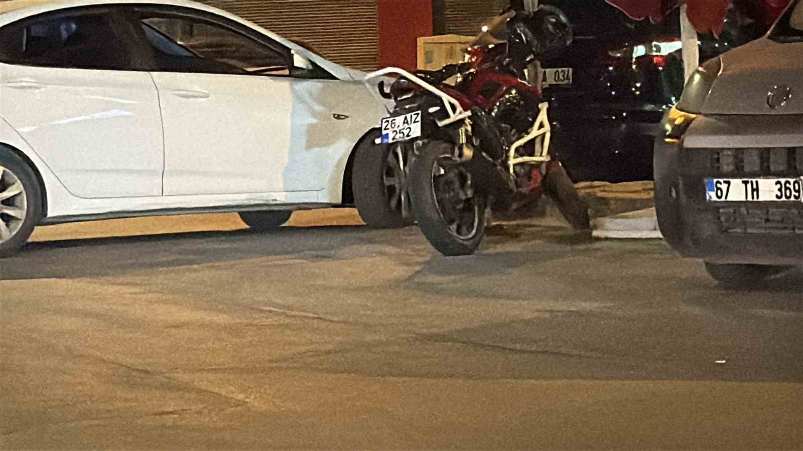 Karşıdan karşıya ge&ccedil;meye &ccedil;alışan &ccedil;ocuğa motosikletin &ccedil;arptığı kaza kamerada
