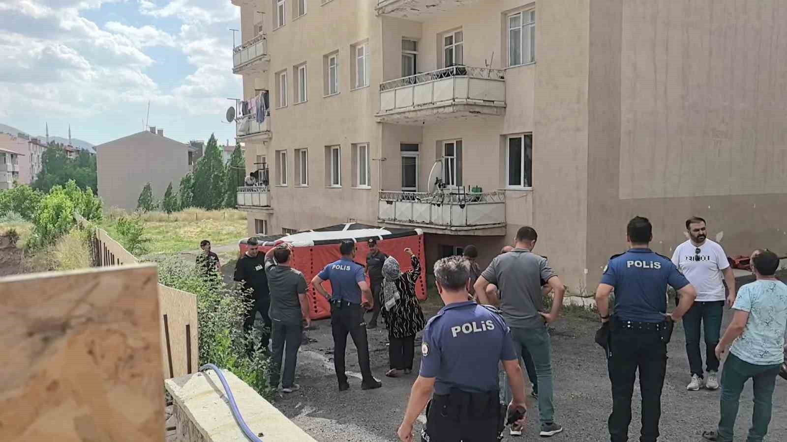Erzurum’da çocuklarıyla balkona çıkan uzaklaştırma kararlı koca ikna edildi
