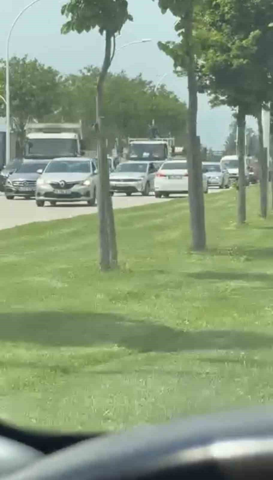 Ters şeritten giden otomobil, trafiği böyle kilitledi