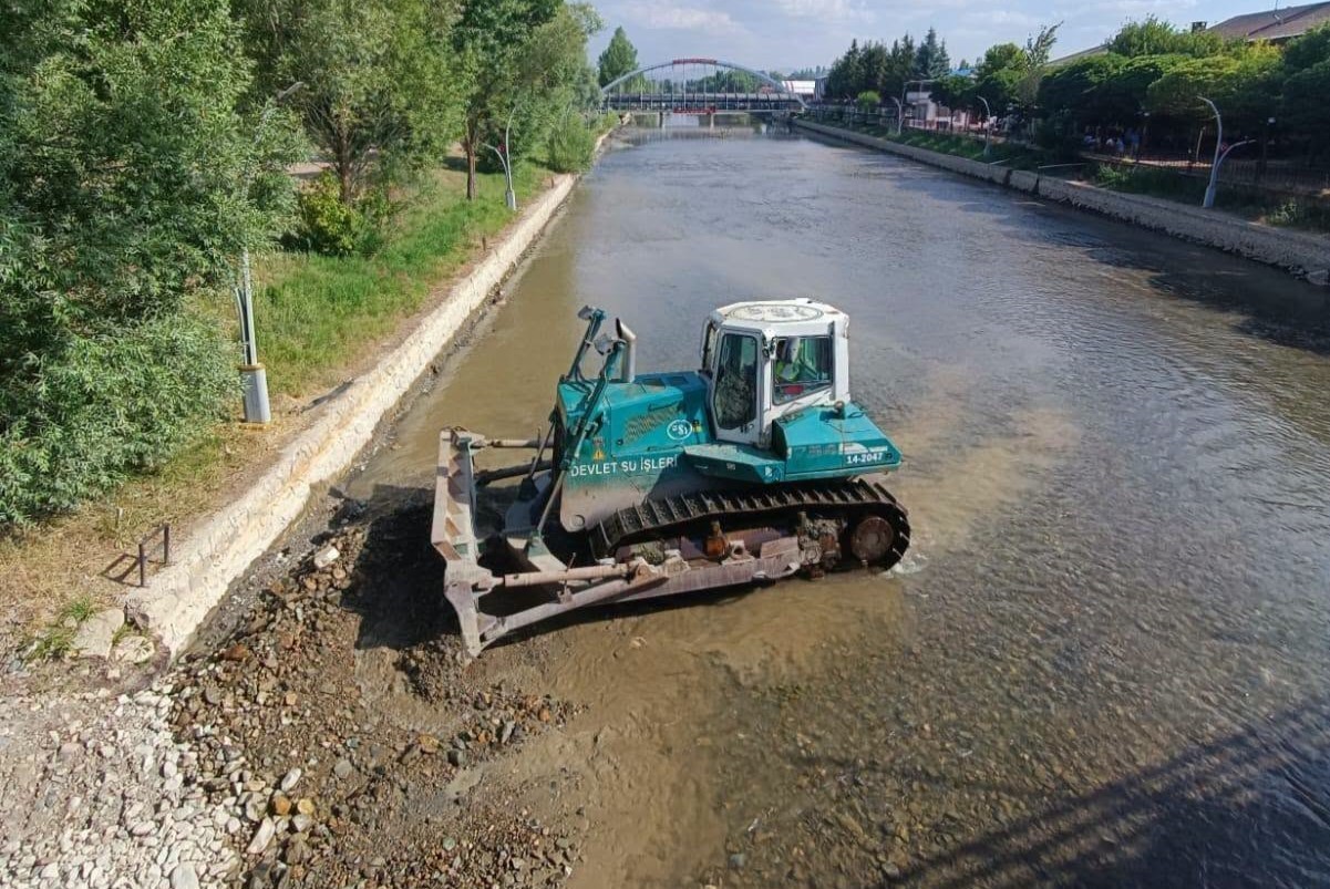 Bayburt’ta bent temizliği ve dere yatağı düzenleme çalışmaları sürüyor