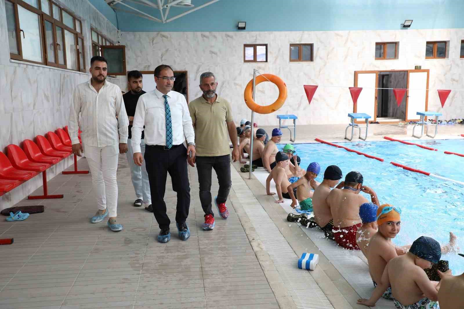 Ağrı&rsquo;da &ccedil;ocuklar "Y&uuml;zme Bilmeyen Kalmasın" projesiyle havuzla buluşuyor