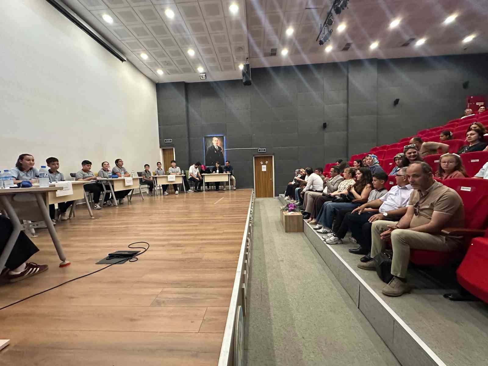 Ortaokullarda bilgi yarışmasının şampiyonu Emcelli Ortaokulu oldu