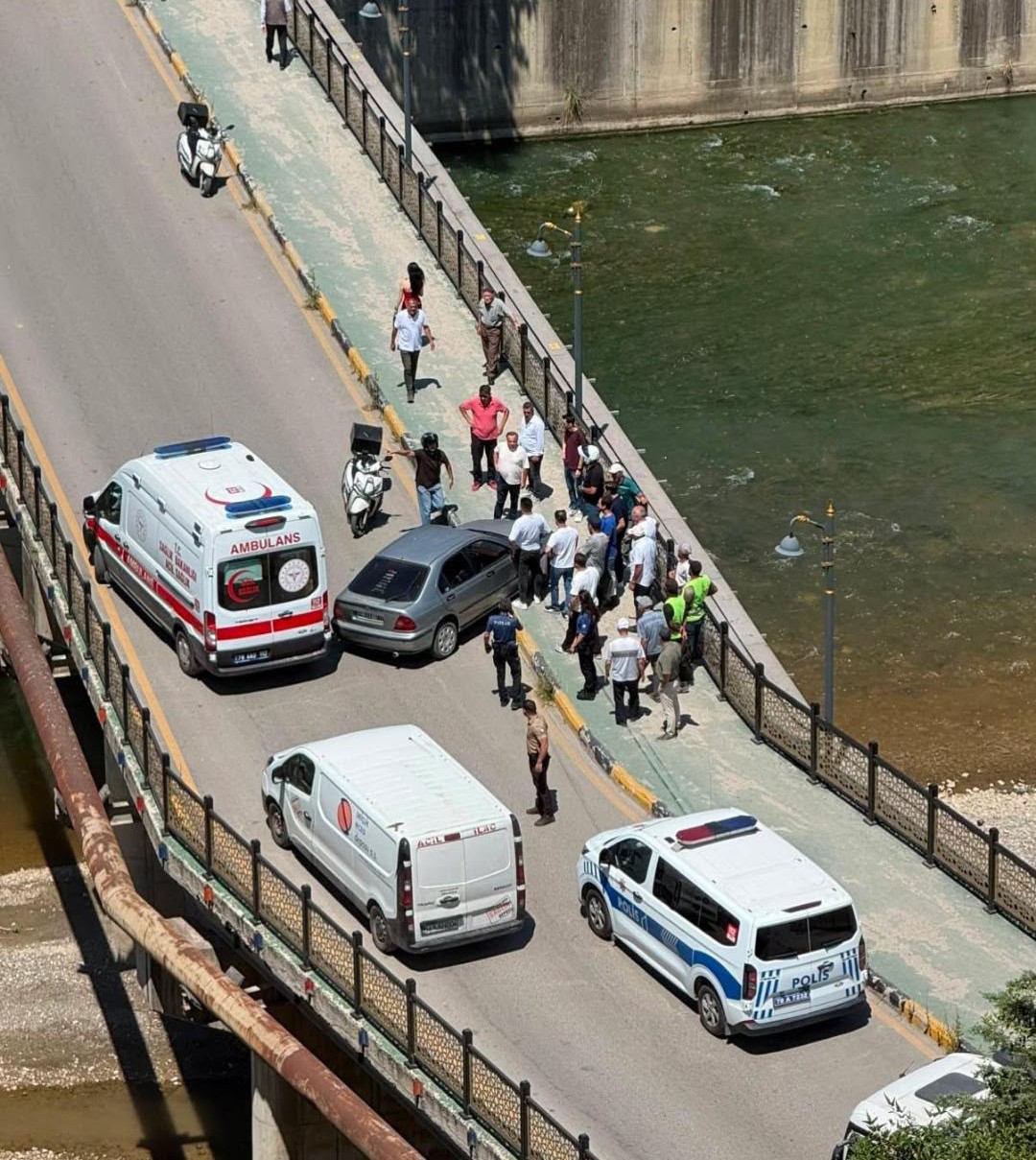 Yayaya çarpan sürücü otomobilini bırakıp kaçtı