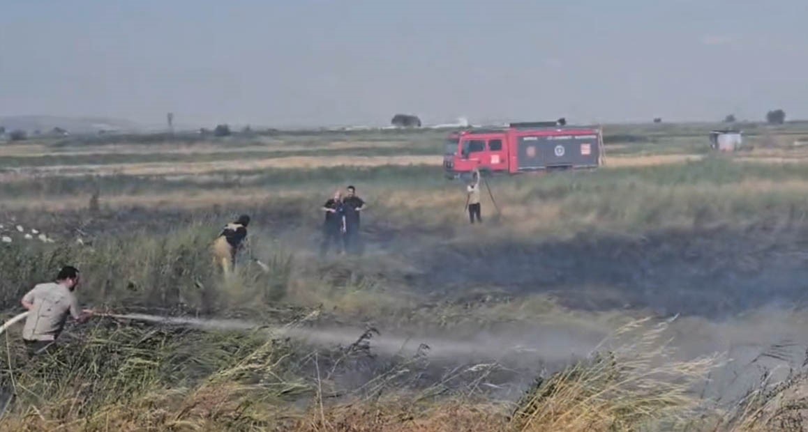Karacabey’de korkutan yangın: Alevler fabrika yakınına kadar ilerledi