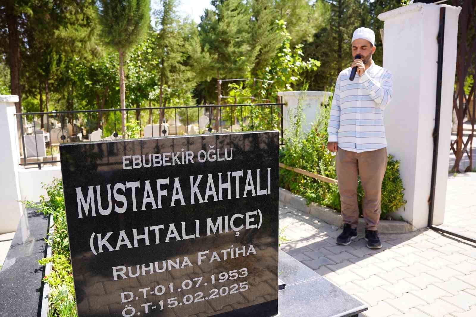 Kahtalı Mıçe, mezarı başında sanatçı dostlarının katılımıyla anıldı