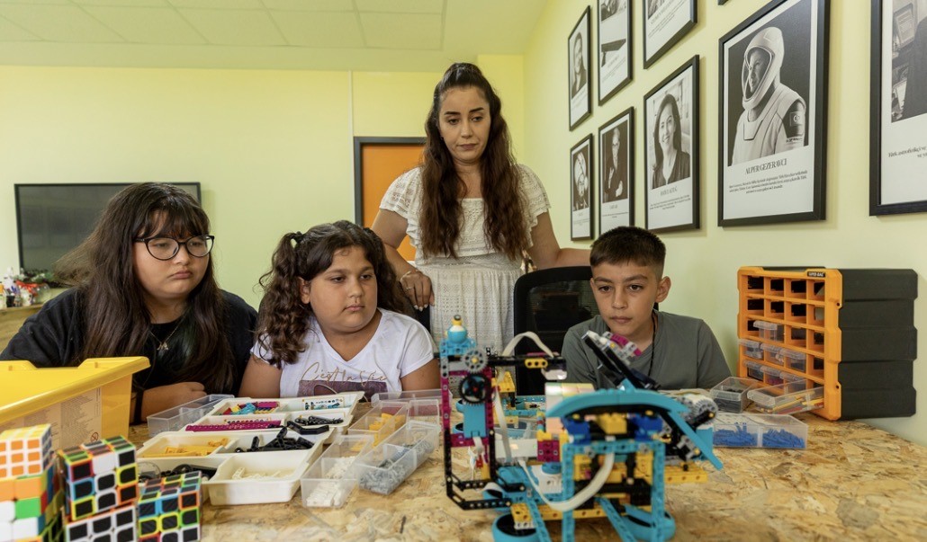 Mersin’de çocuklar Rubik Küp çözen robot geliştirdi