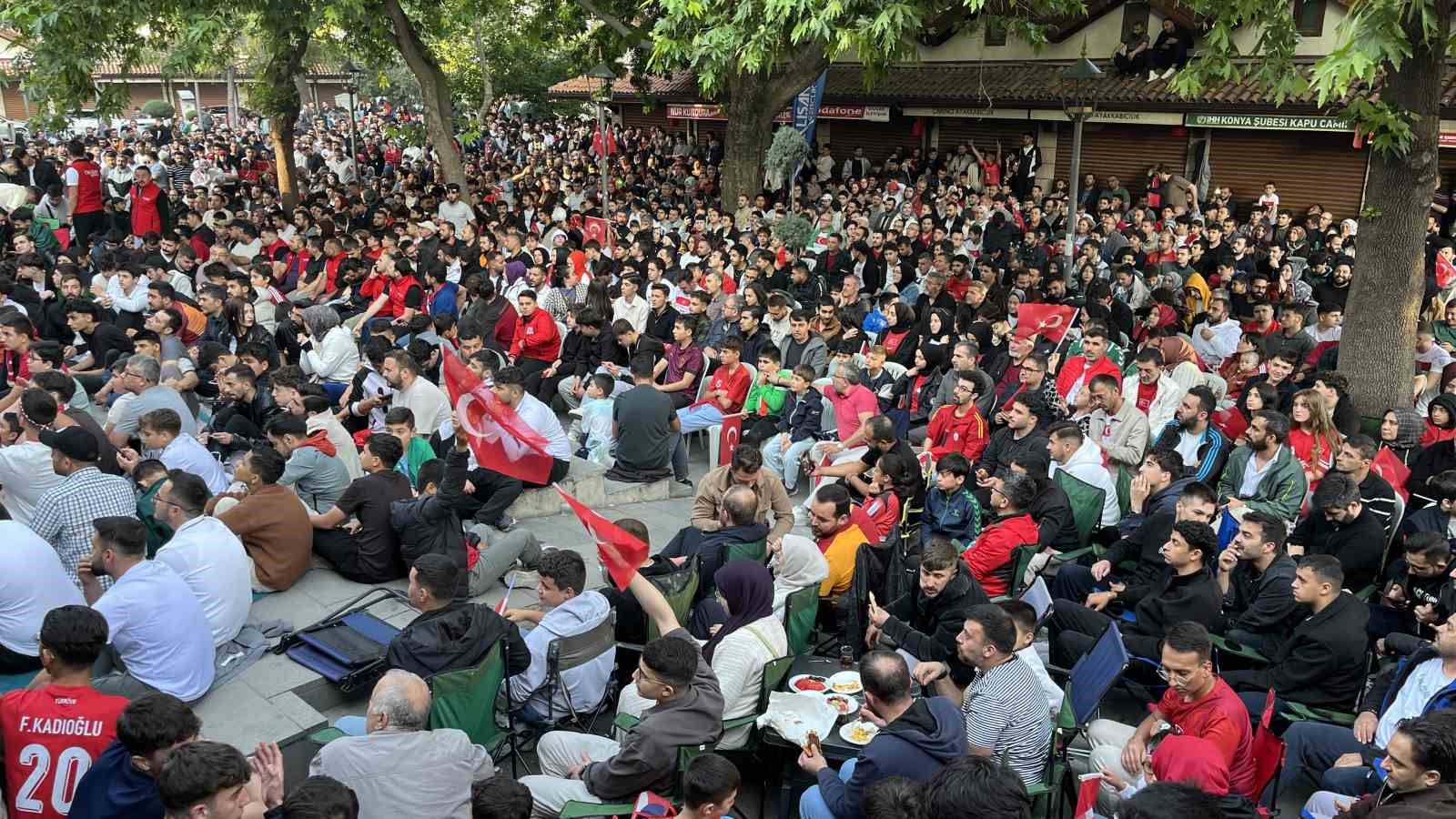 Konyalı vatandaşlar milli maç heyecanını dev ekranda yaşadı