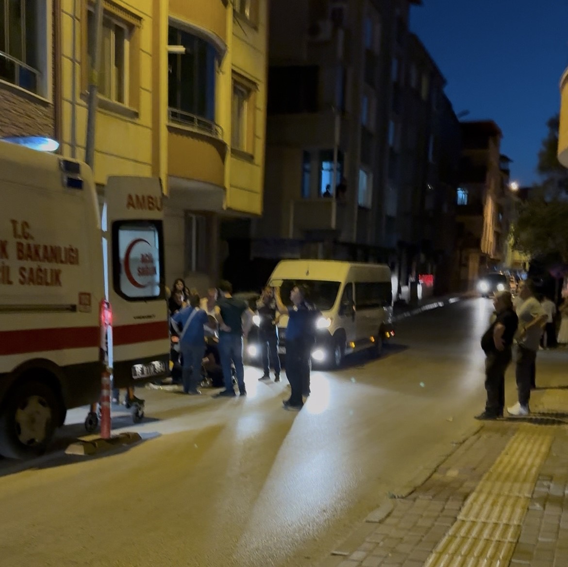 Aniden yola fırlayan &ccedil;ocuğa minib&uuml;s &ccedil;arptı