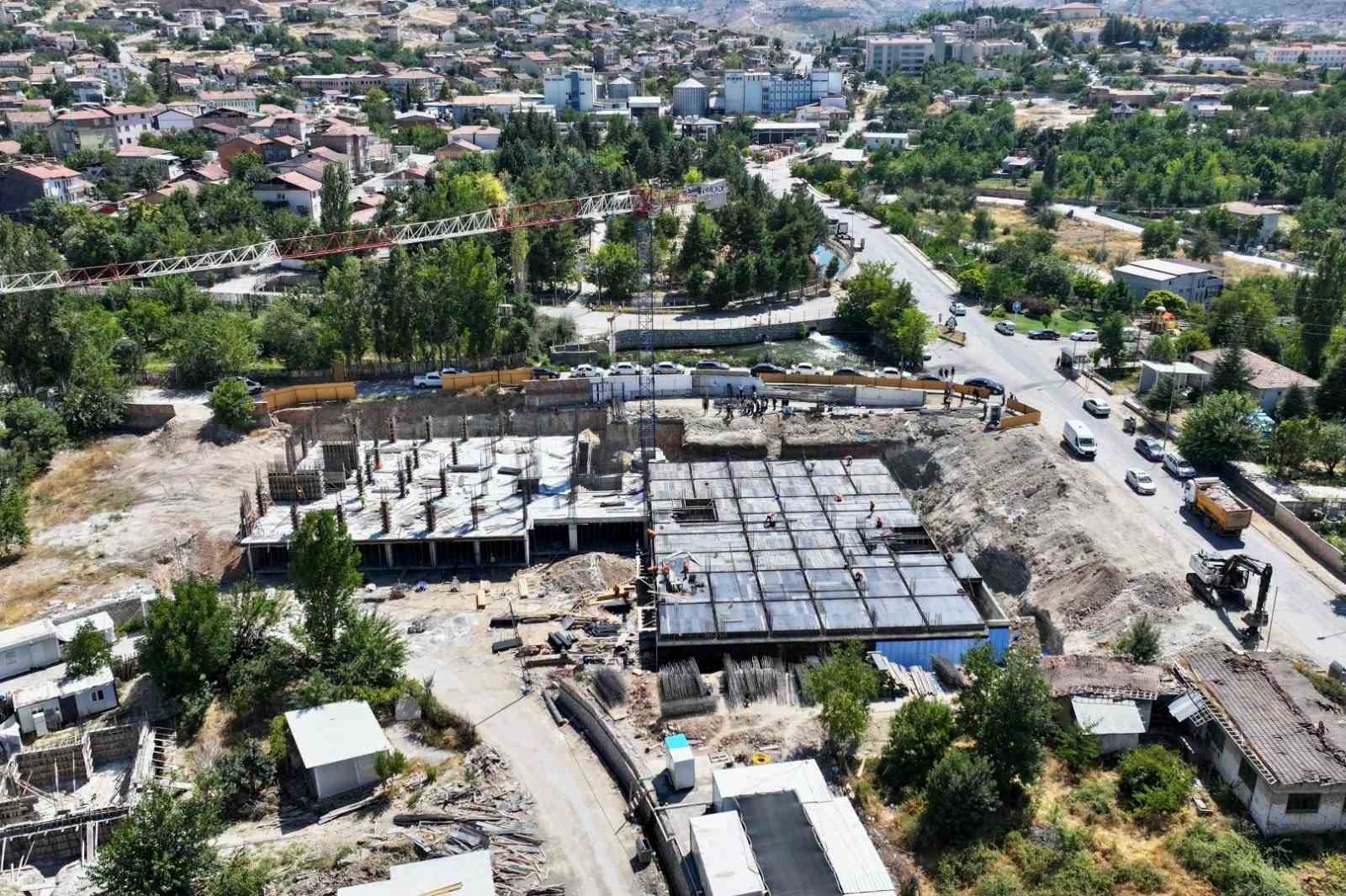 Vali Yavuz ile B&uuml;y&uuml;kşehir Belediye Başkanı Er, Yeşilyurt&rsquo;un tarihi b&ouml;lgelerindeki yatırımları inceledi