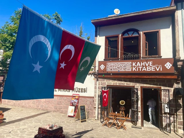 Doğu Türkistan bayrağından esinlenilen Turanyum çayı Ankara’da satışa çıktı