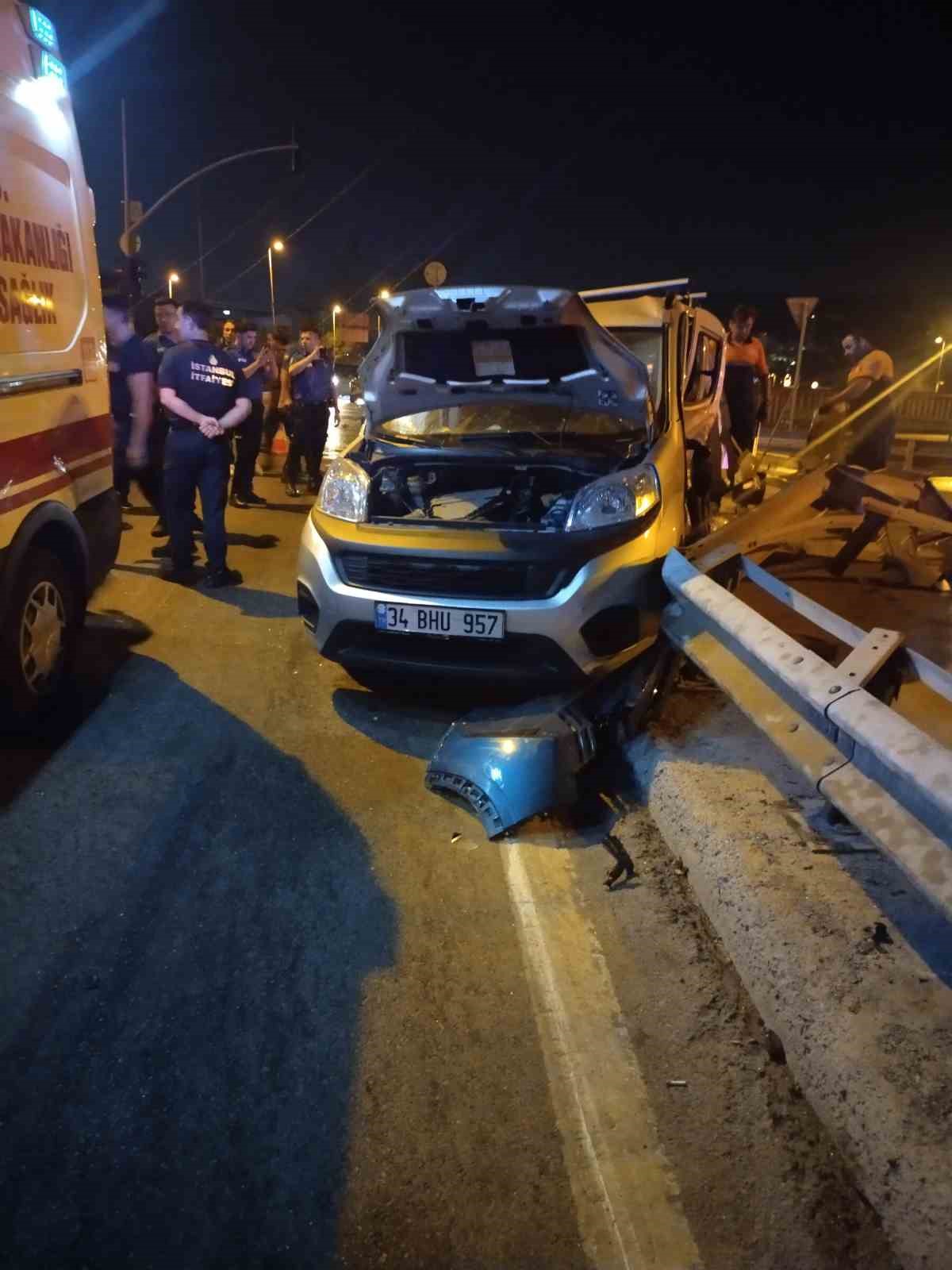&Uuml;mraniye&rsquo;de hafif ticari ara&ccedil; ile otomobil &ccedil;arpıştı: 4&rsquo;&uuml; ağır, 6 yaralı