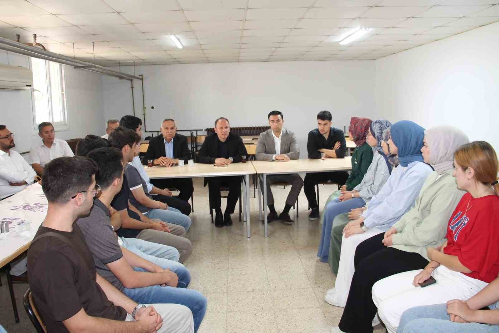 Erzin&rsquo;de Kaymakam Akpınar, YKS&rsquo;de başarı g&ouml;steren &ouml;ğrencilerle bir araya geldi