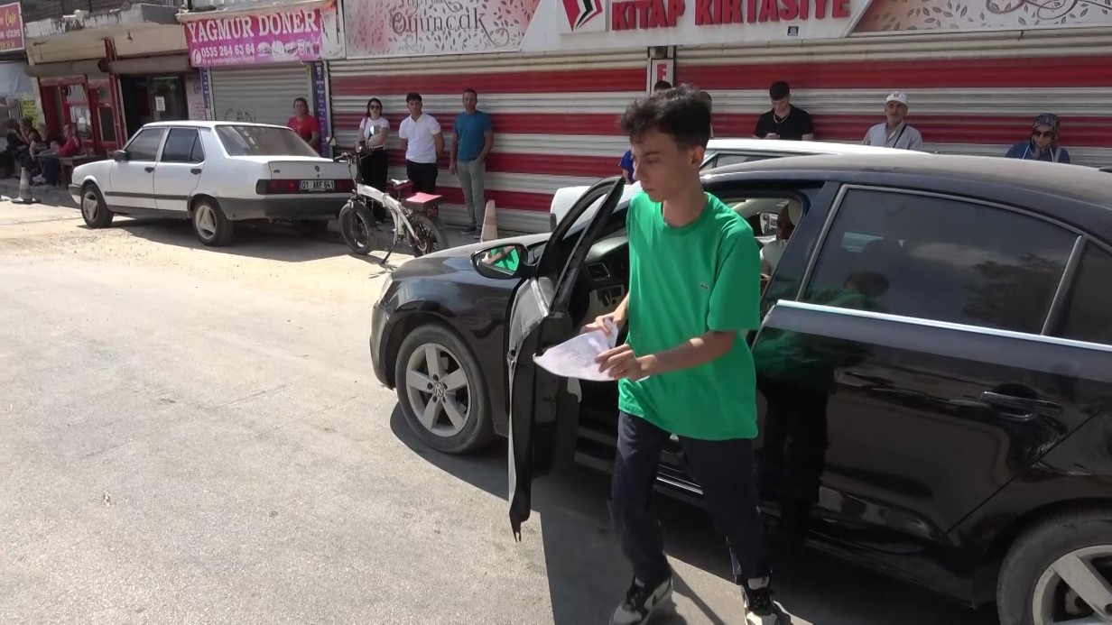 YKS heyecanı: Kimi son dakika yetişti, kimi geç kaldı, kimi gözyaşlarına boğuldu