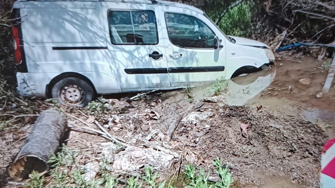 Kontrolden &ccedil;ıkan ara&ccedil; sulama kanalına savruldu: 1 yaralı
