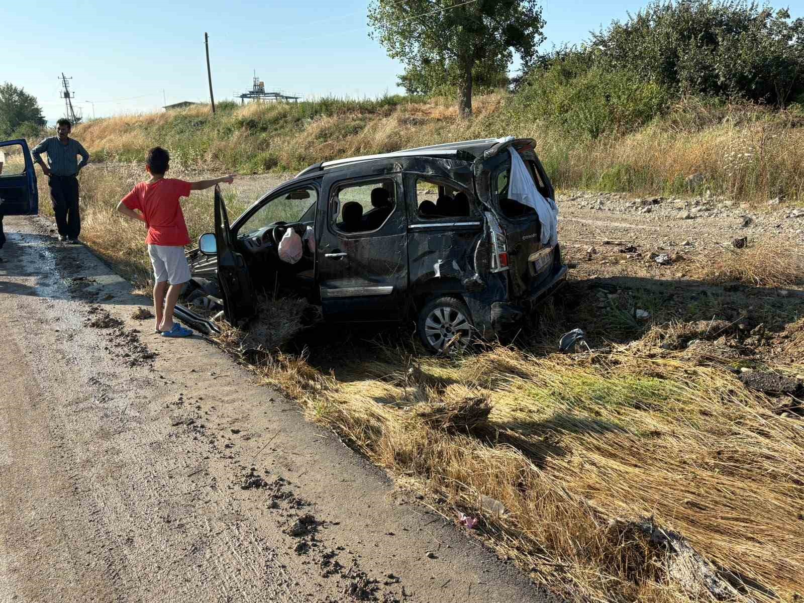 Hafif ticari araç takla attı: 2’si çocuk 5 yaralı