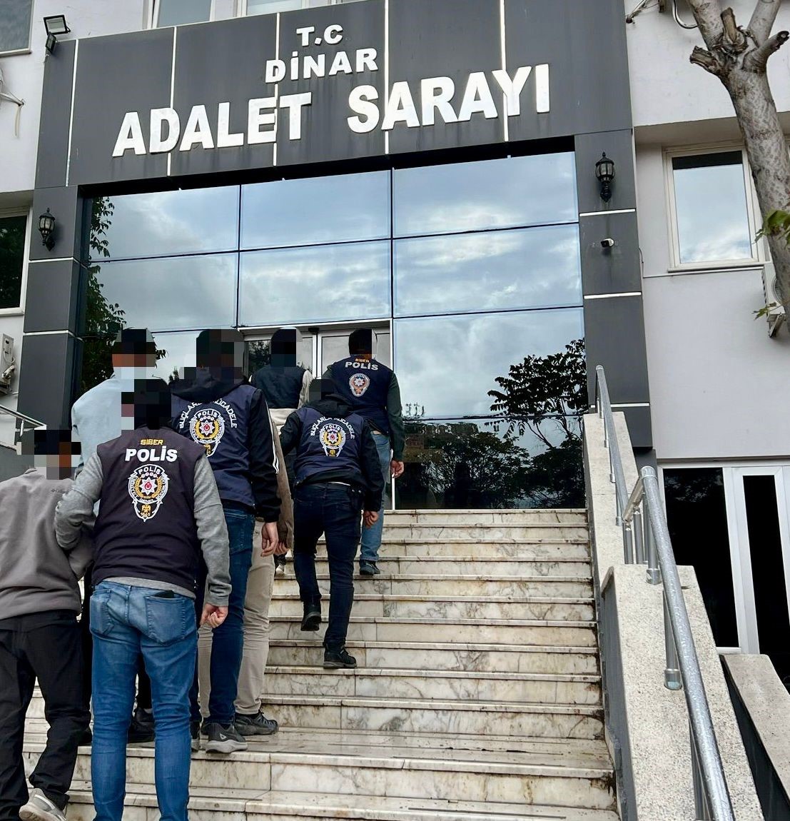 İnternet &uuml;zerinden yaklaşık 8 milyon 250 bin TL&rsquo;lik dolandırıcılık yapan 5 kişi tutuklandı