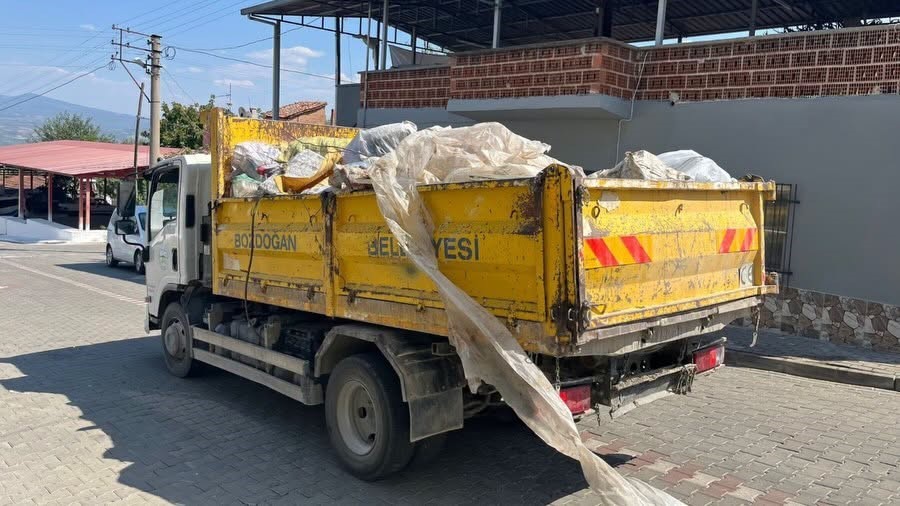 Bozdoğan’da çöp ev temizlendi