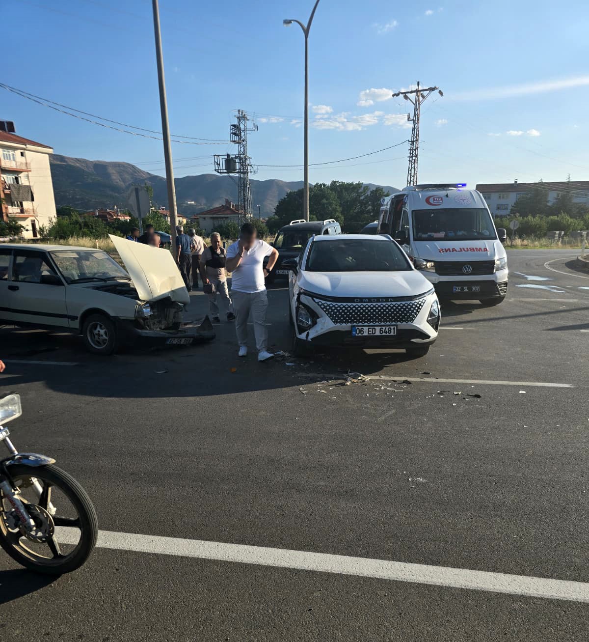 Kavşakta meydana gelen kazada yolcu yaralandı