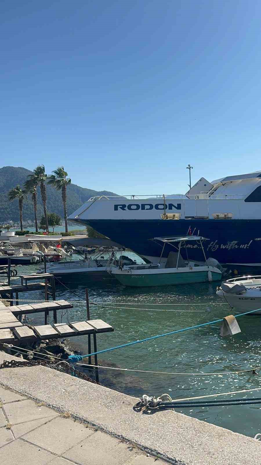 Rodos seferi yapan feribot Fethiye’de karaya oturdu