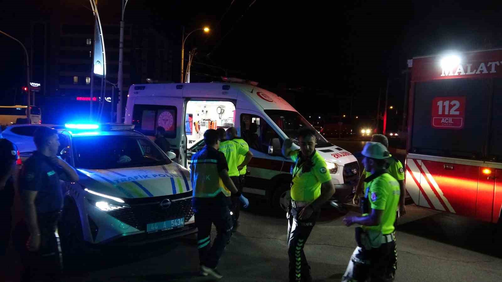 Malatya&rsquo;da ekip aracı ile otomobil &ccedil;arpıştı: 2&rsquo;si polis, 3 yaralı