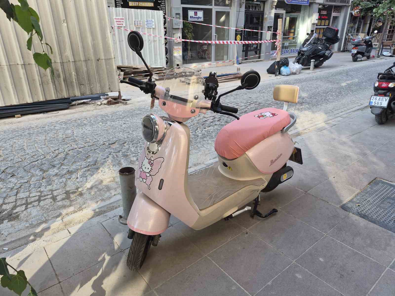 Pembe motosikletin arkasına yapıştırılan ilginç yazı dikkat çekti
