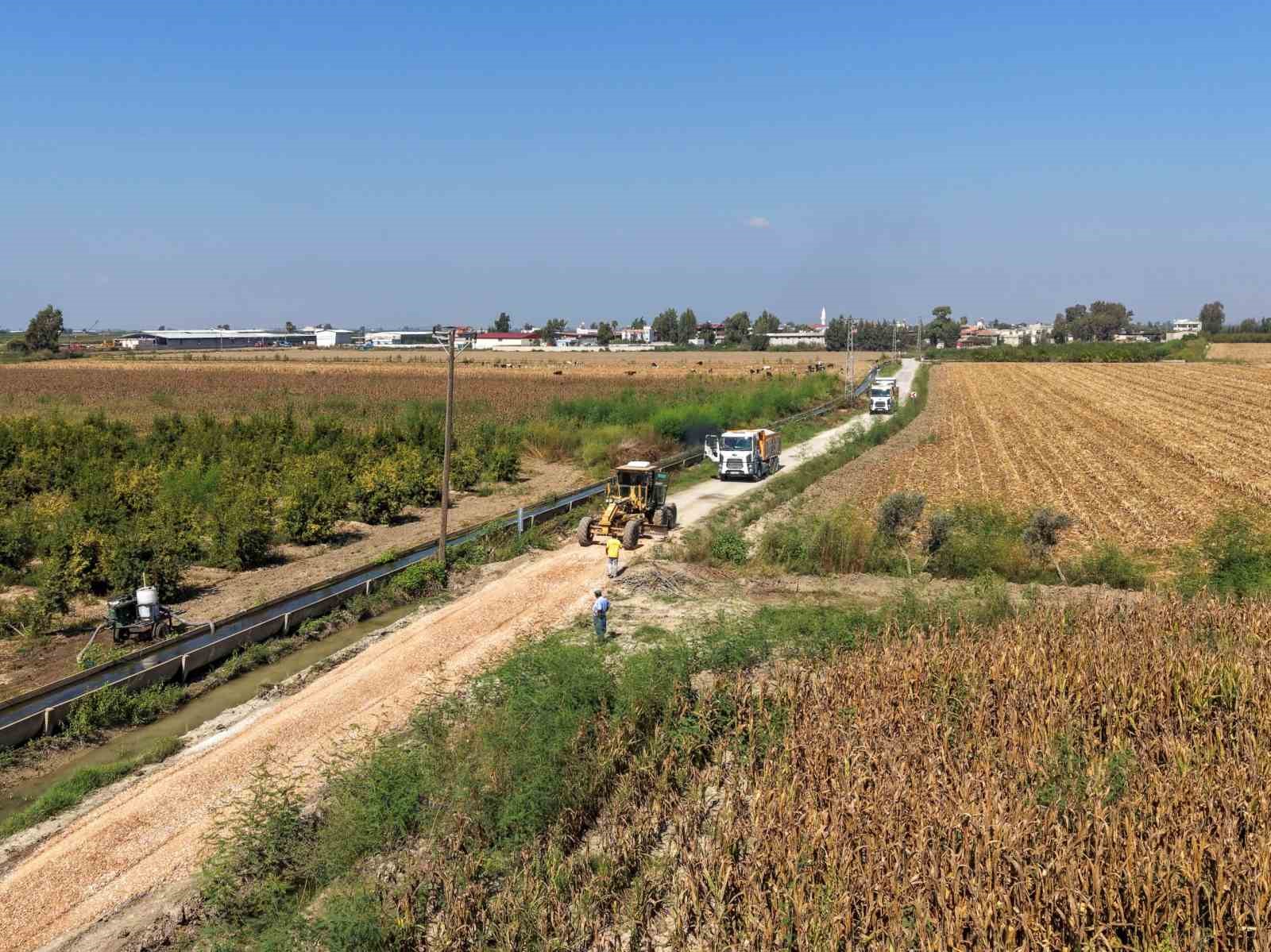 Tarsus’ta kırsal mahalle yolları bakımdan geçiriliyor