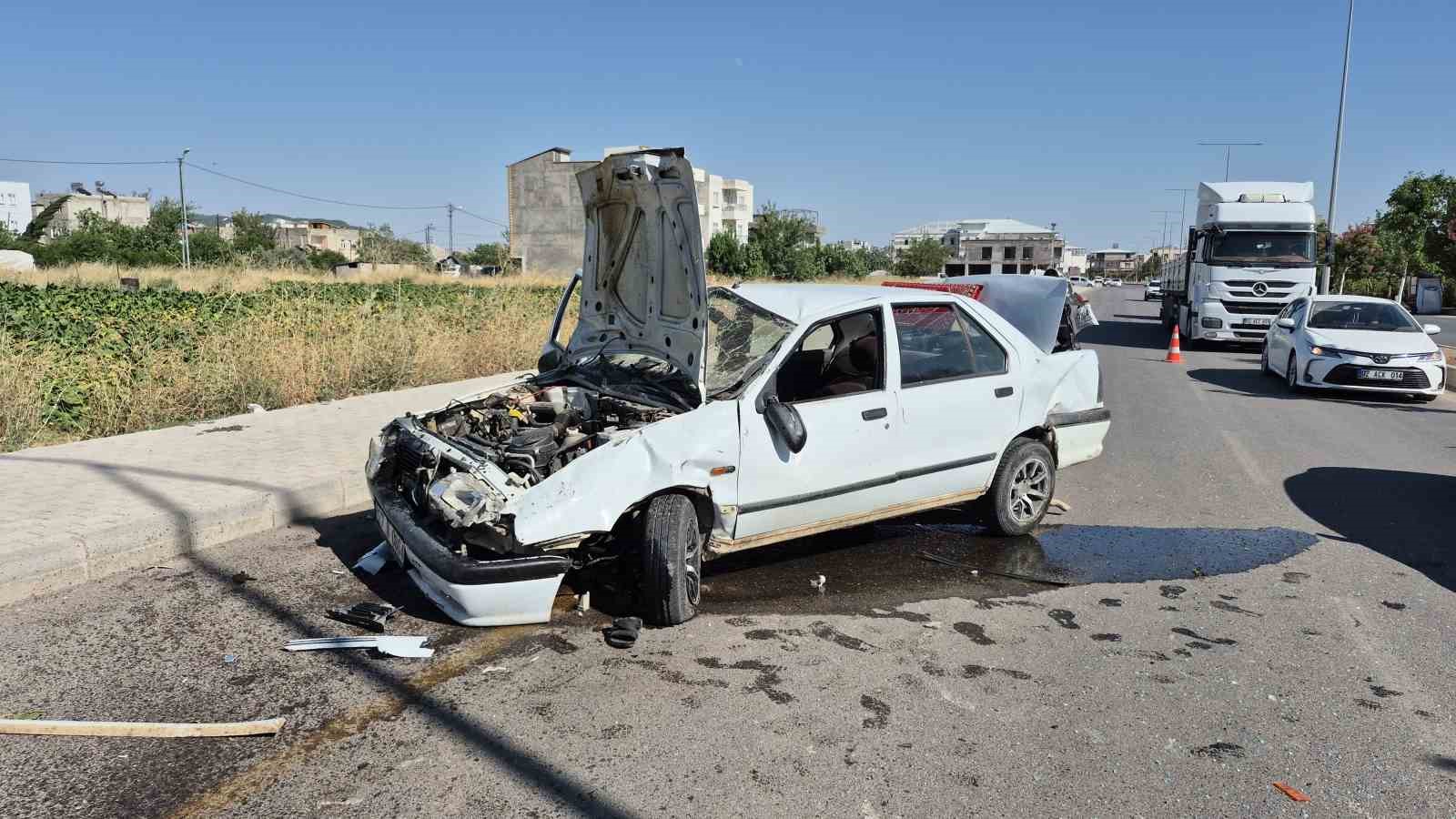 Adıyaman&rsquo;da kontrolden &ccedil;ıkan otomobil karşı şeride ge&ccedil;ti: 1 yaralı