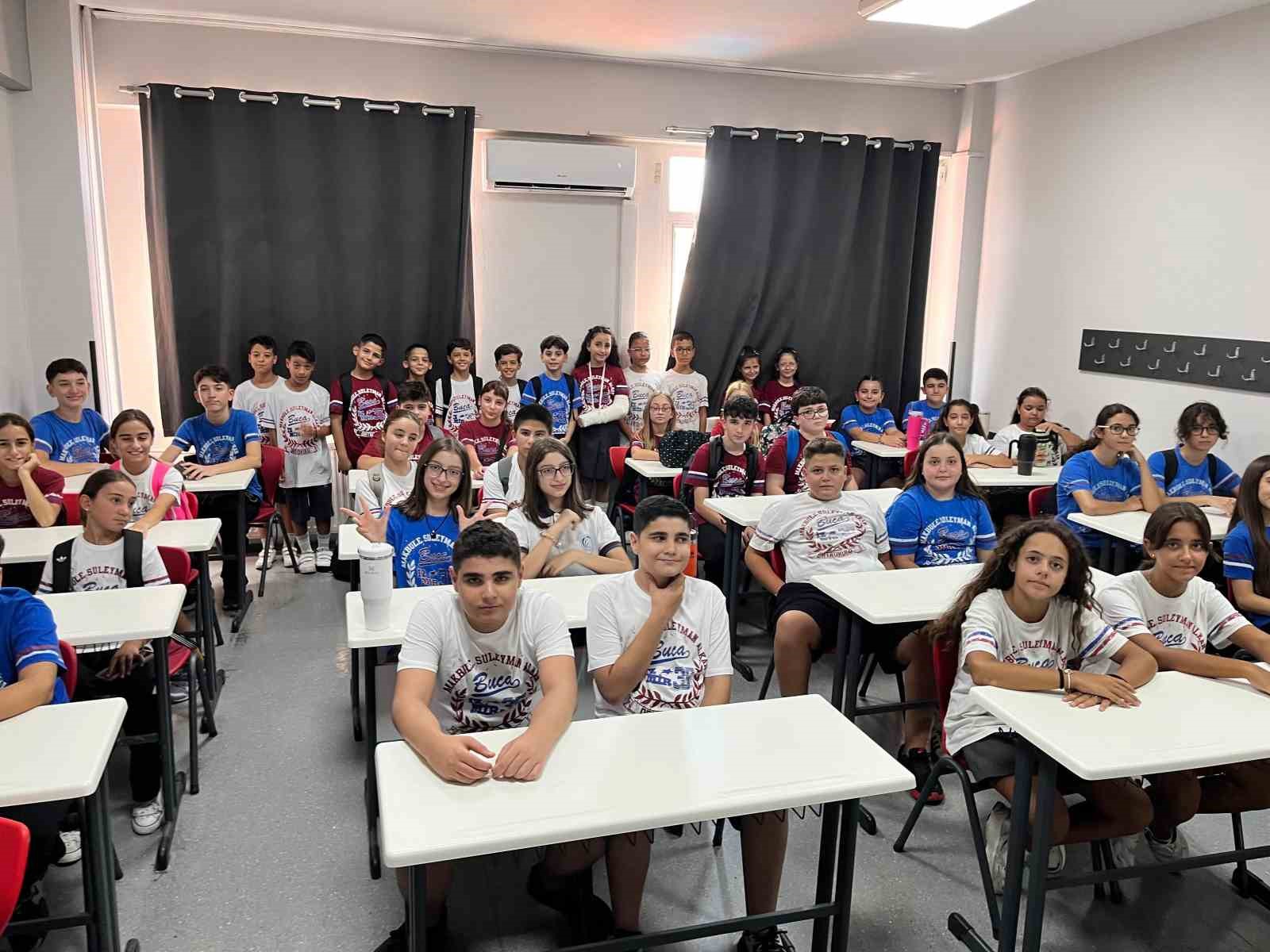 Görenler gözlerine inanamıyor: 27 çift ikiz aynı okulda