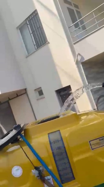 Ev yangınına ilk müdahaleyi ilaçlama motorlarına koydukları suyla yaptılar
