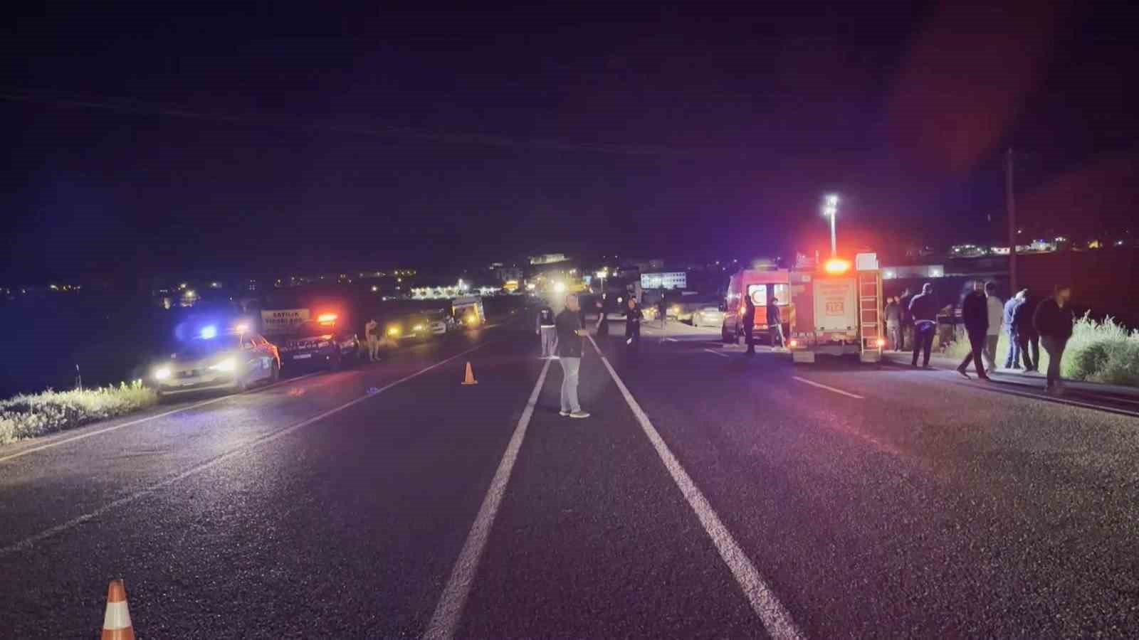 Domuza &ccedil;arpan otomobil şarampole u&ccedil;tu: 5 yaralı