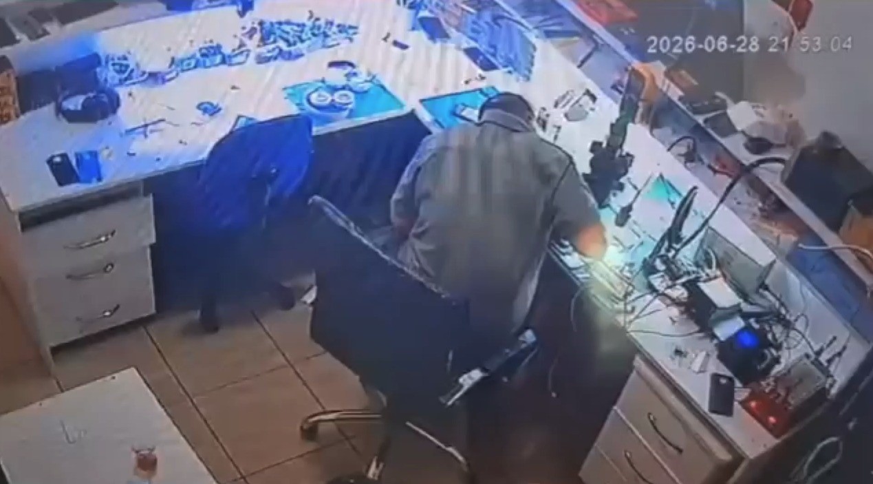 Bataryası değiştirilmek istenen cep telefonu bir anda alev aldı