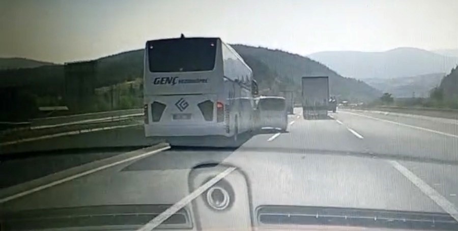 Hafif ticari araç, yolcu otobüsünün önüne savruldu