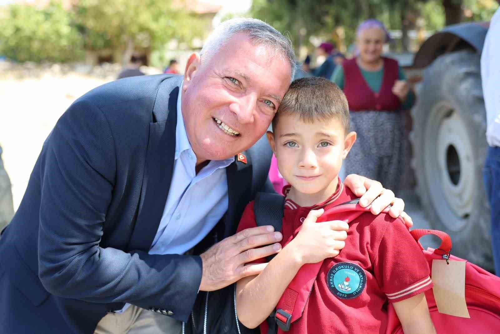 Honaz’da okul çantaları öğrencilere ulaşmaya devam ediyor