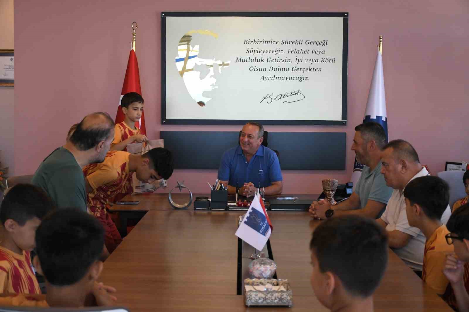 Kuşadası&rsquo;nın g&ouml;n&uuml;l k&ouml;pr&uuml;s&uuml; 9 yıldır &ccedil;ocukları buluşturuyor