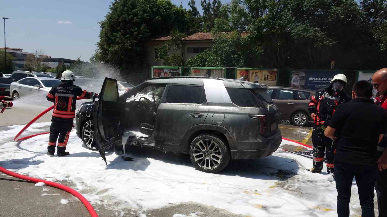 Park halindeki araç yangında kullanılmaz hale geldi