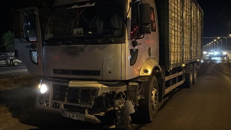 Bolu’da kırmızı ışıkta geçen otomobil kamyonla çarpıştı
