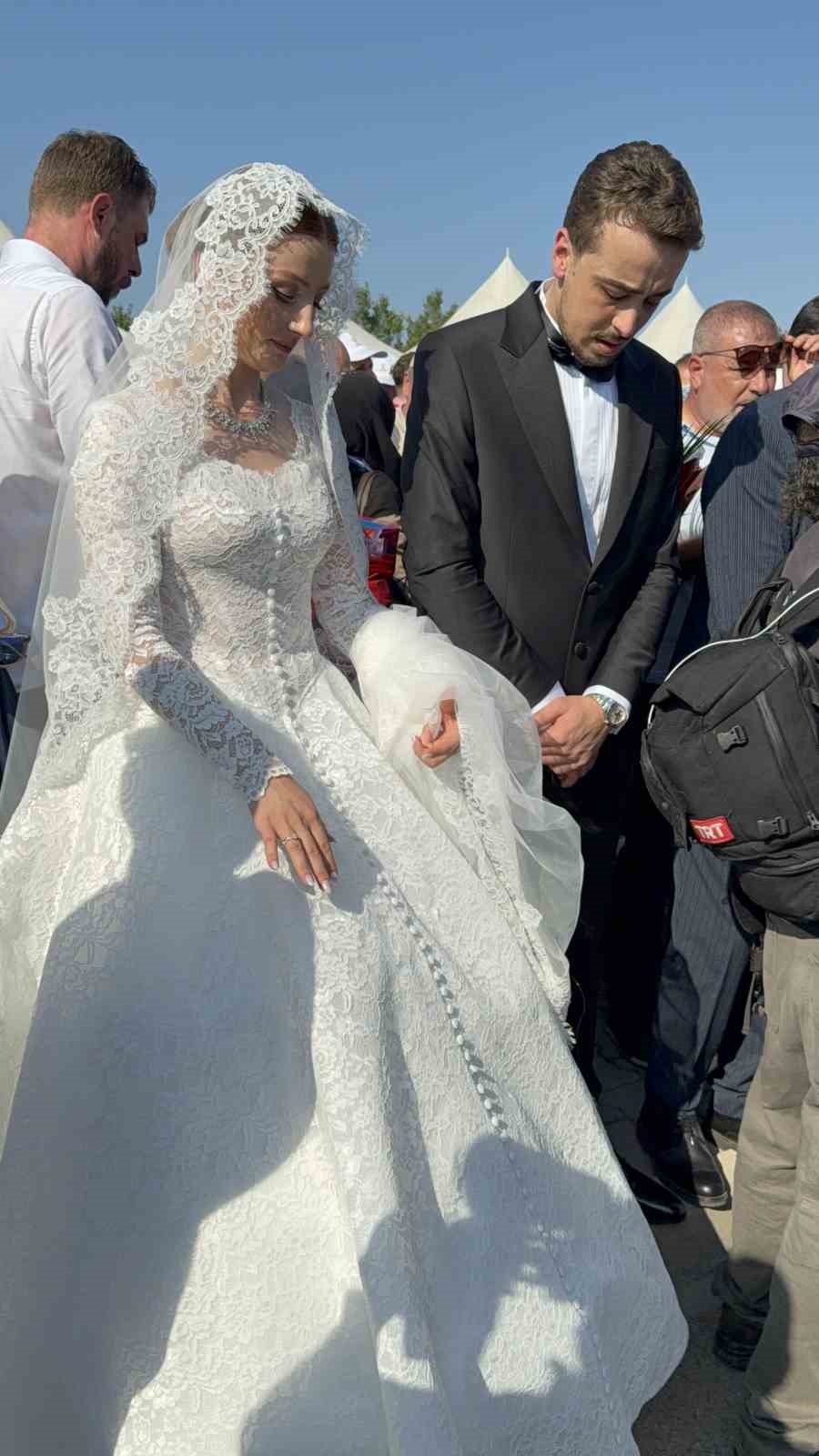 Gelin-damat d&uuml;ğ&uuml;n salonu yerine Tayyip Erdoğan&rsquo;ı karşılamaya gittiler