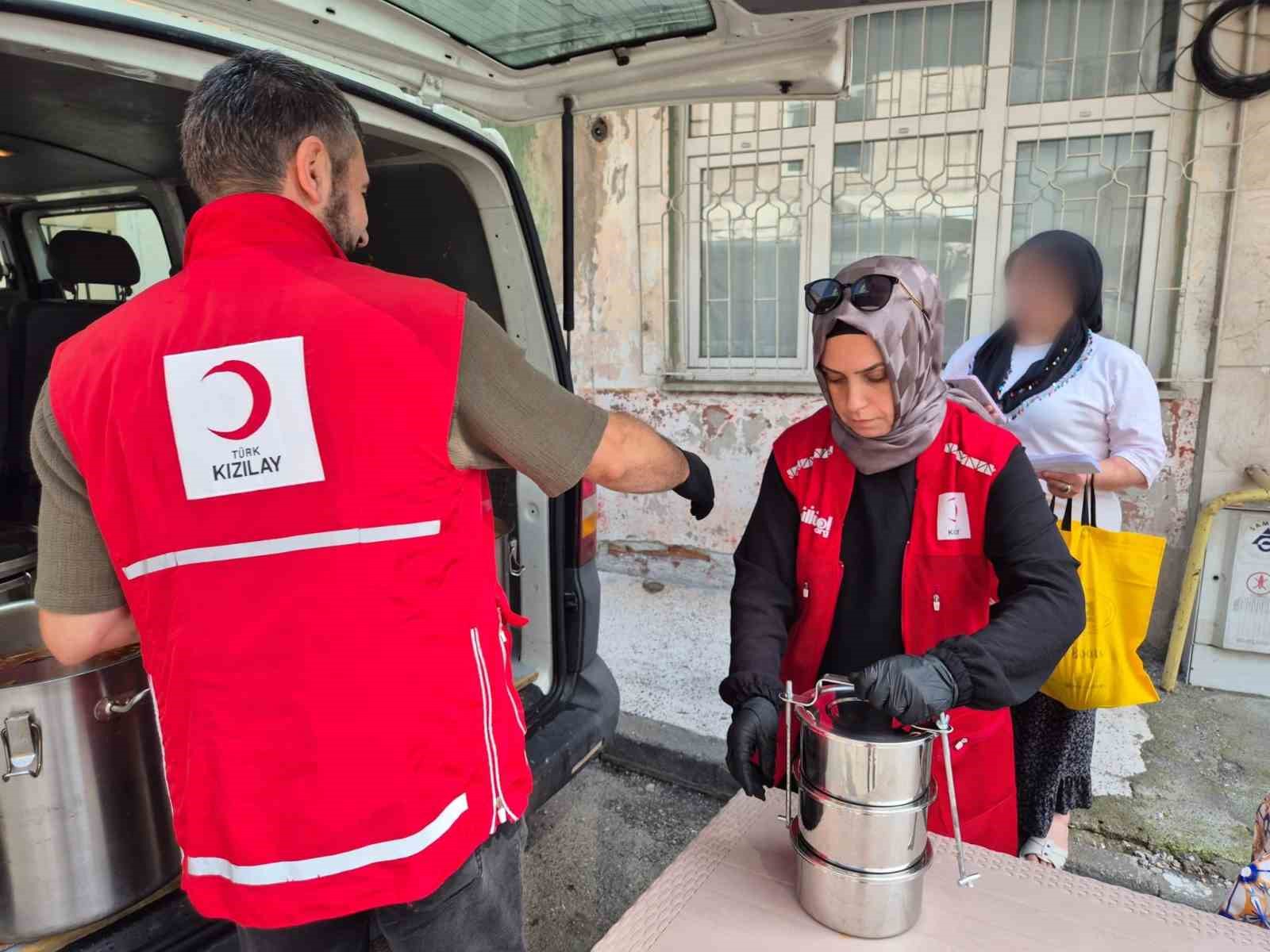 Kızılay’dan ihtiyaç sahibi ailelere sıcak yemek desteği