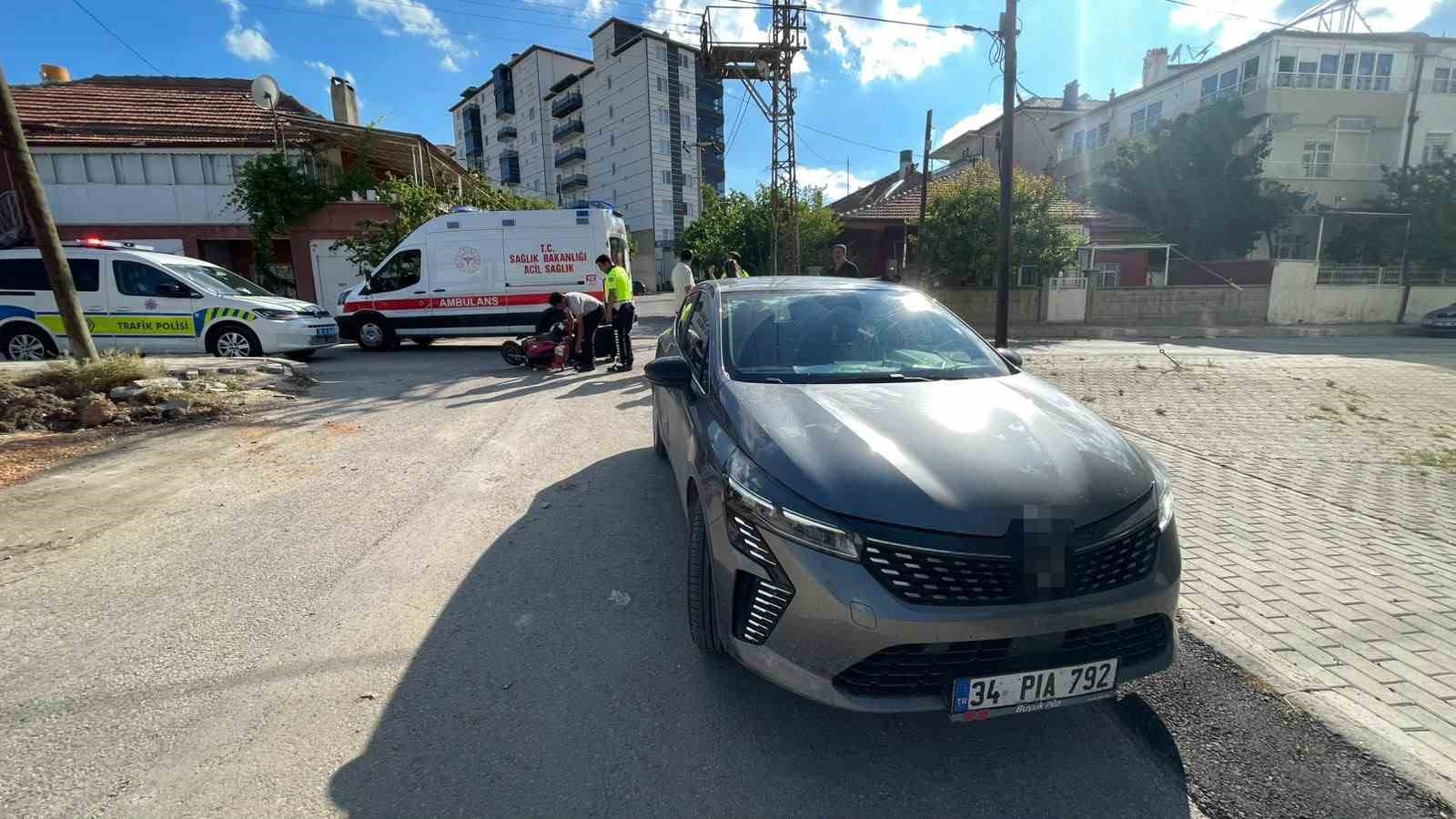 Otomobille çarpışan üç tekerlekli bisiklet devrildi: Kazada anne ve kızı yaralandı