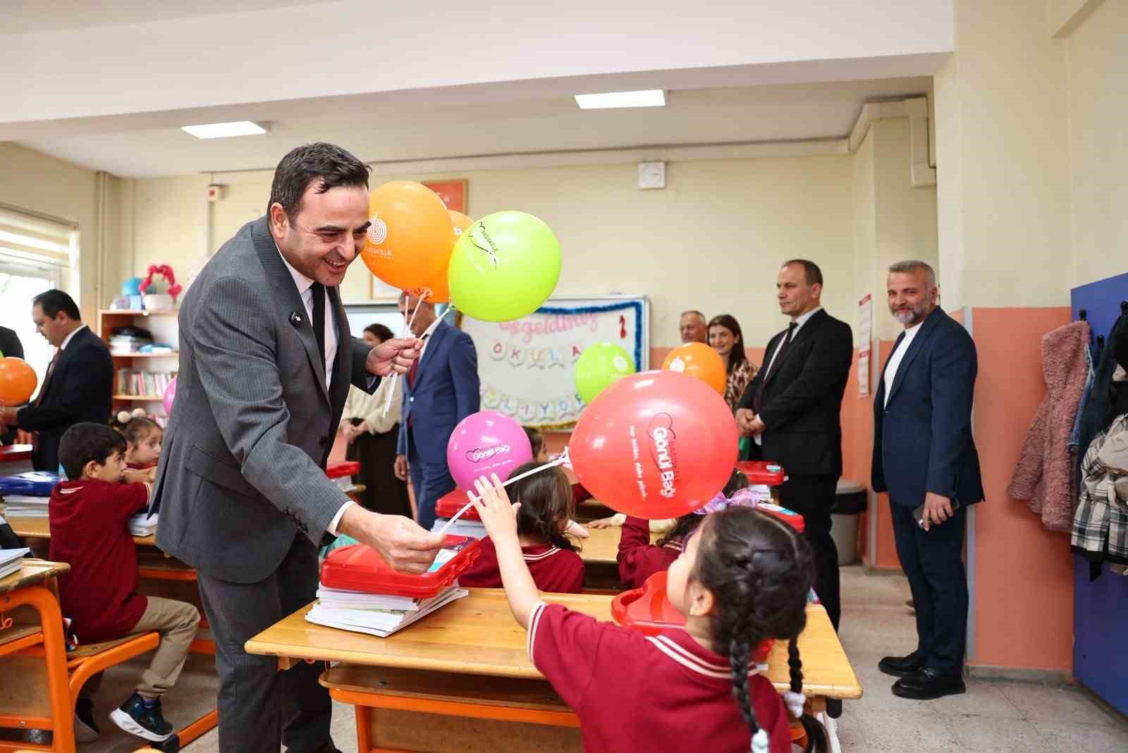 Başiskele’de miniklere kırtasiye hediyesi