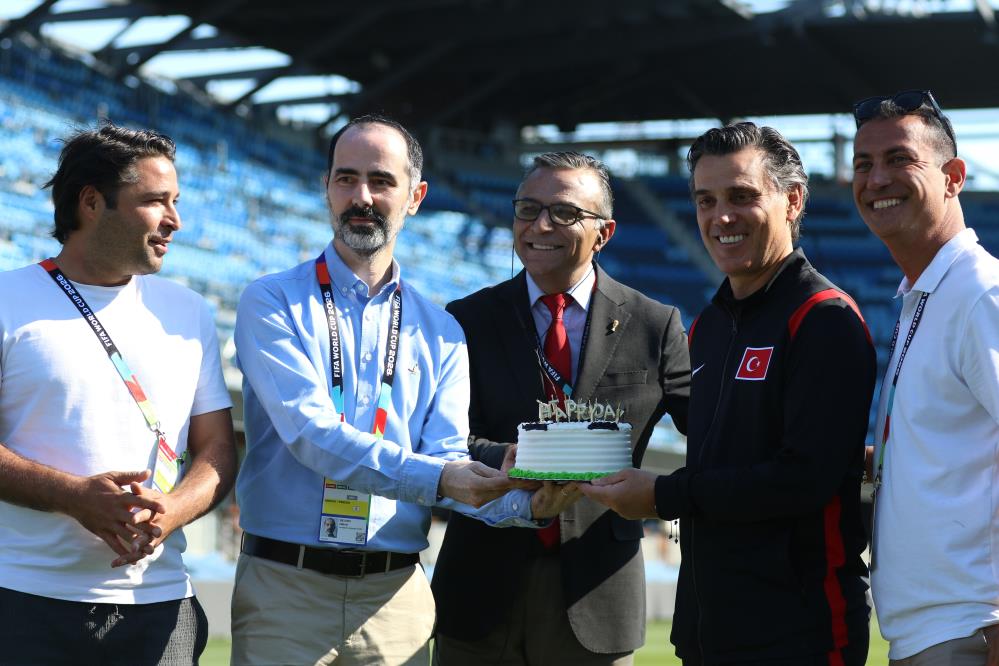 Basın mensuplarından Montella