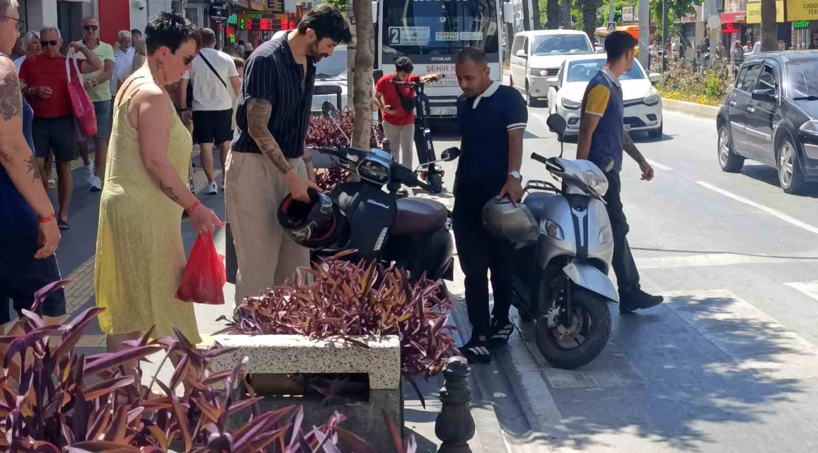 Yaya geçidinde motosikletin çarptığı Alman kadın turist yaralandı