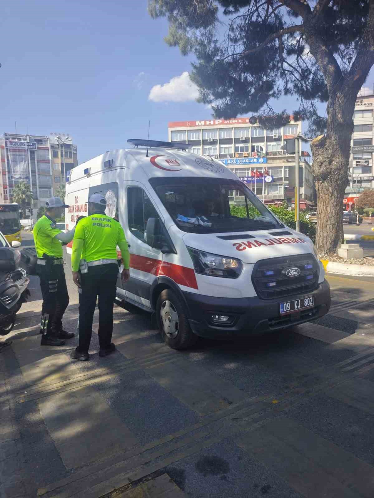 Motosiklet 3 metre s&uuml;r&uuml;klendi, s&uuml;r&uuml;c&uuml; yaralandı