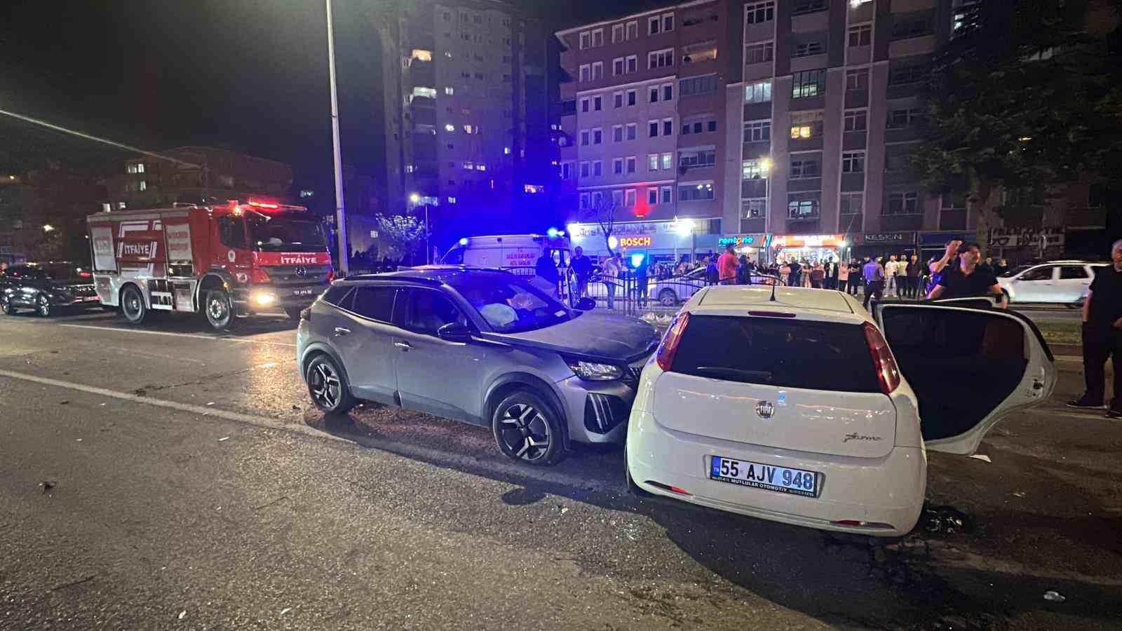 Atakum’da kontrolden çıkan otomobil karşı şeride geçti: 5 yaralı