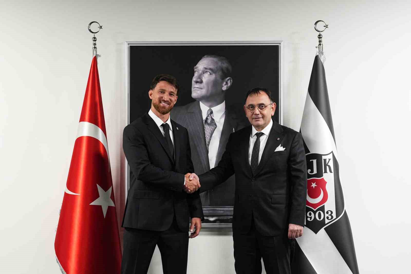 Beşiktaş, Salih Özcan ile 3+1 yıllık sözleşme imzaladı
