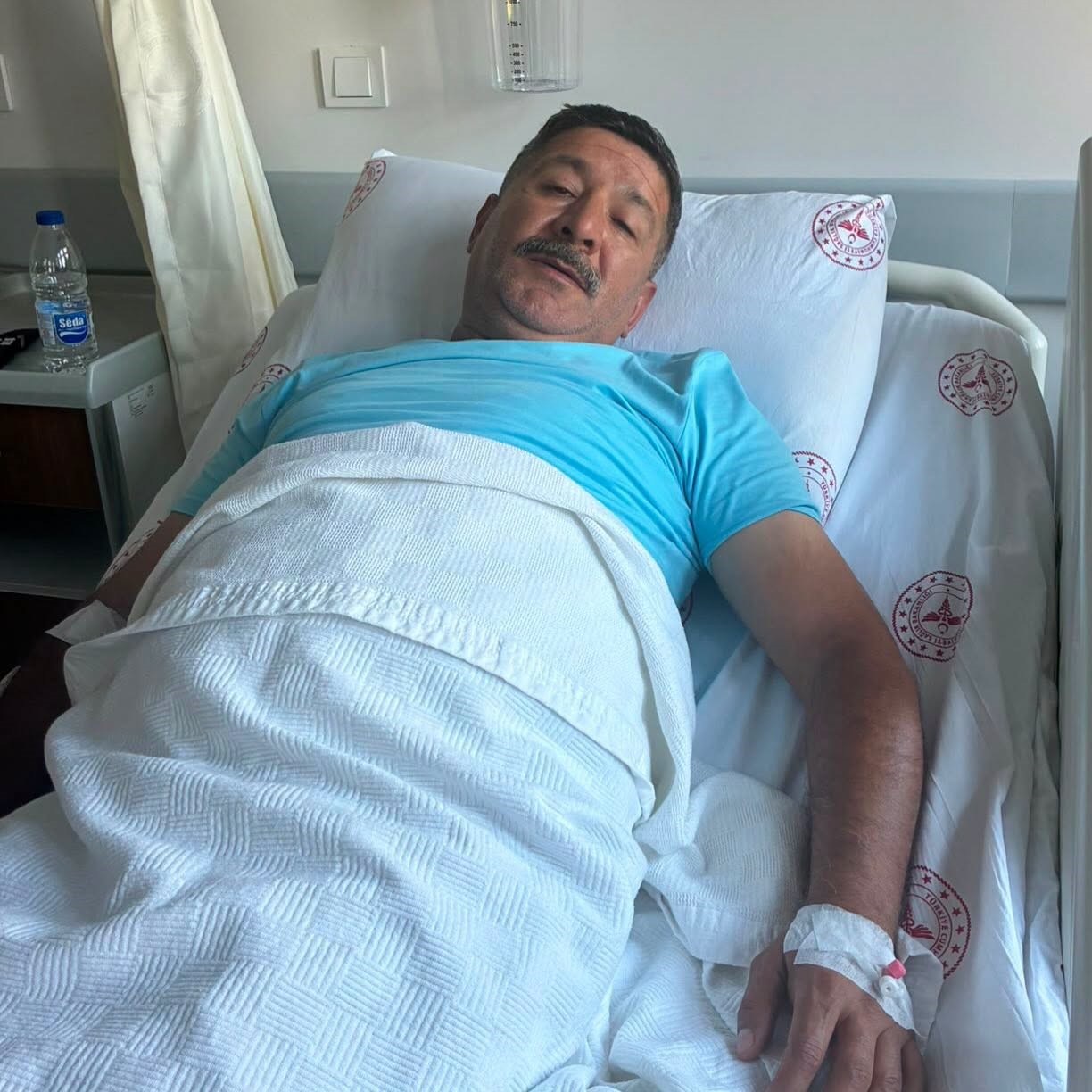 Yılan, bahçeye inen adamın ayağına saldırdı